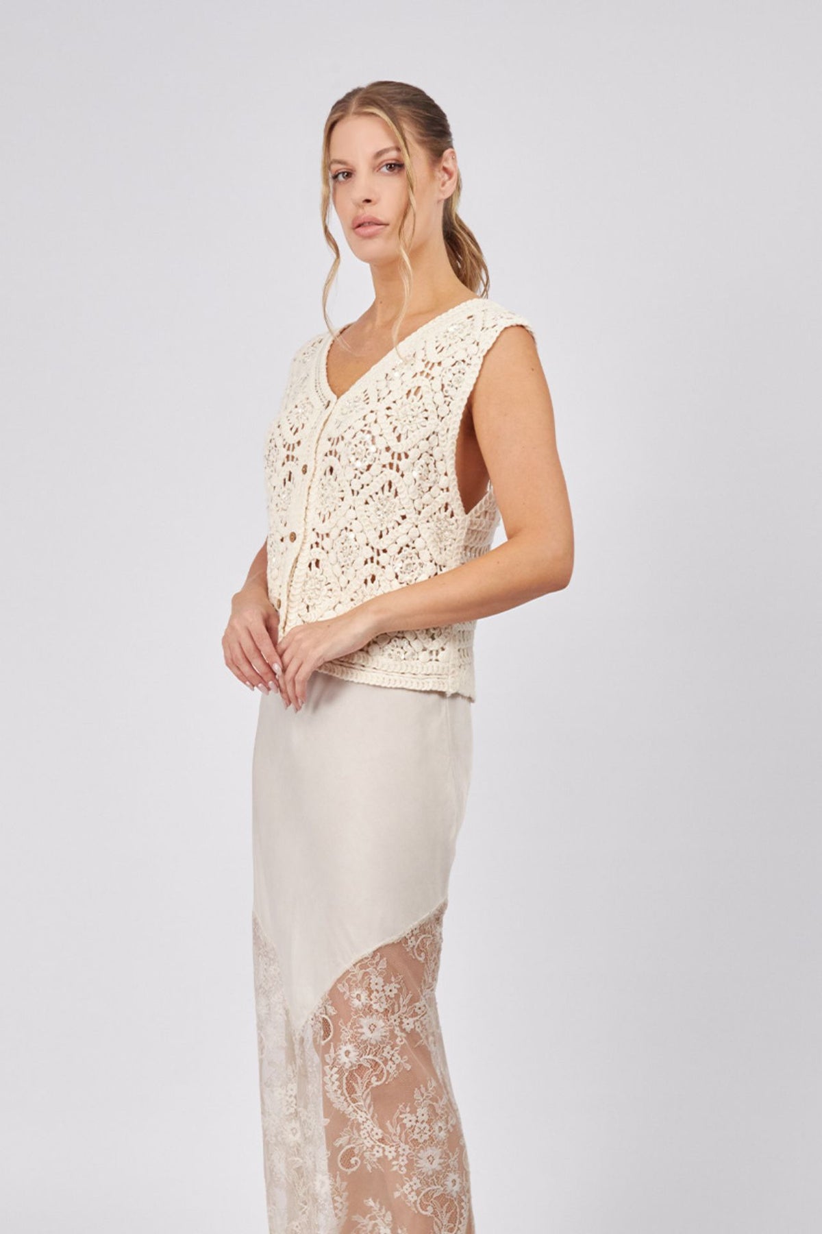 Top Crema Crochet C/botones y Figura Circular