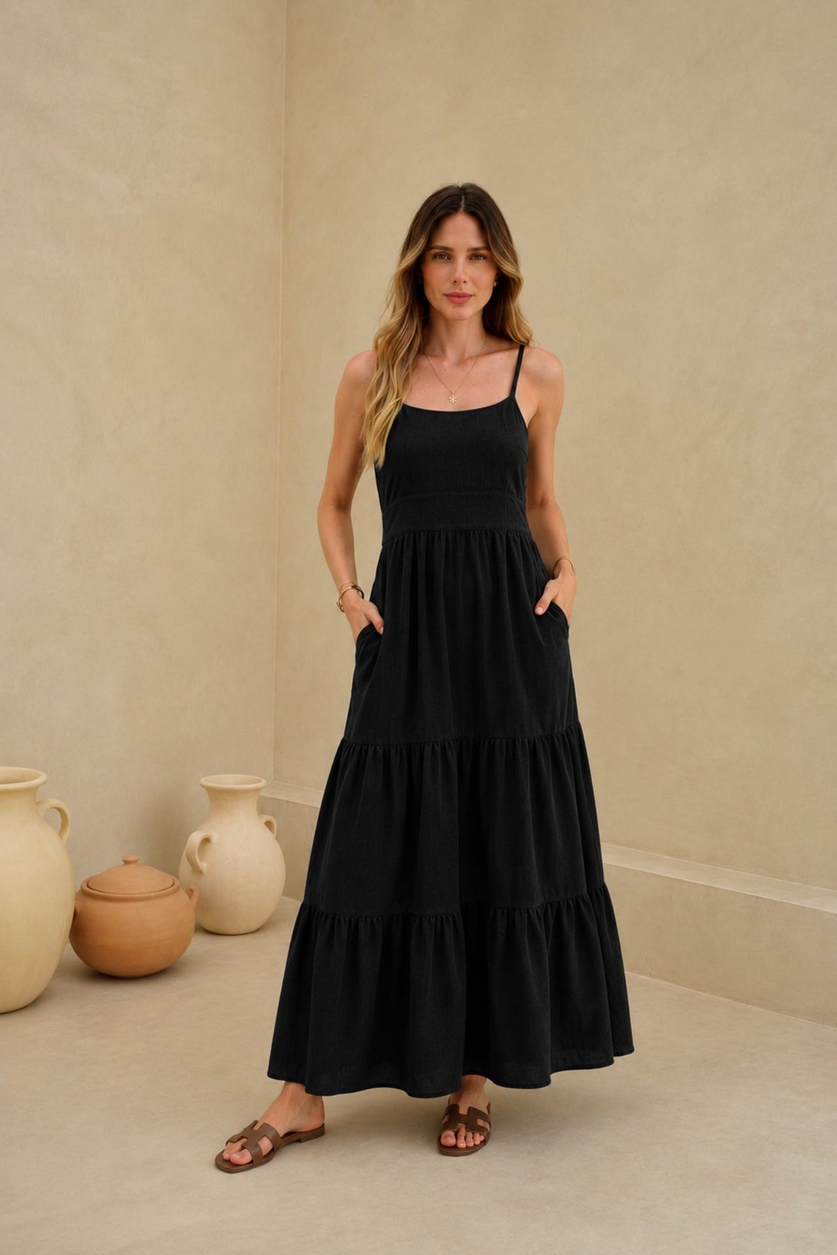 Modelo vistiendo vestido negro largo - The Showroom Perú - imagen decorativa en página de contacto