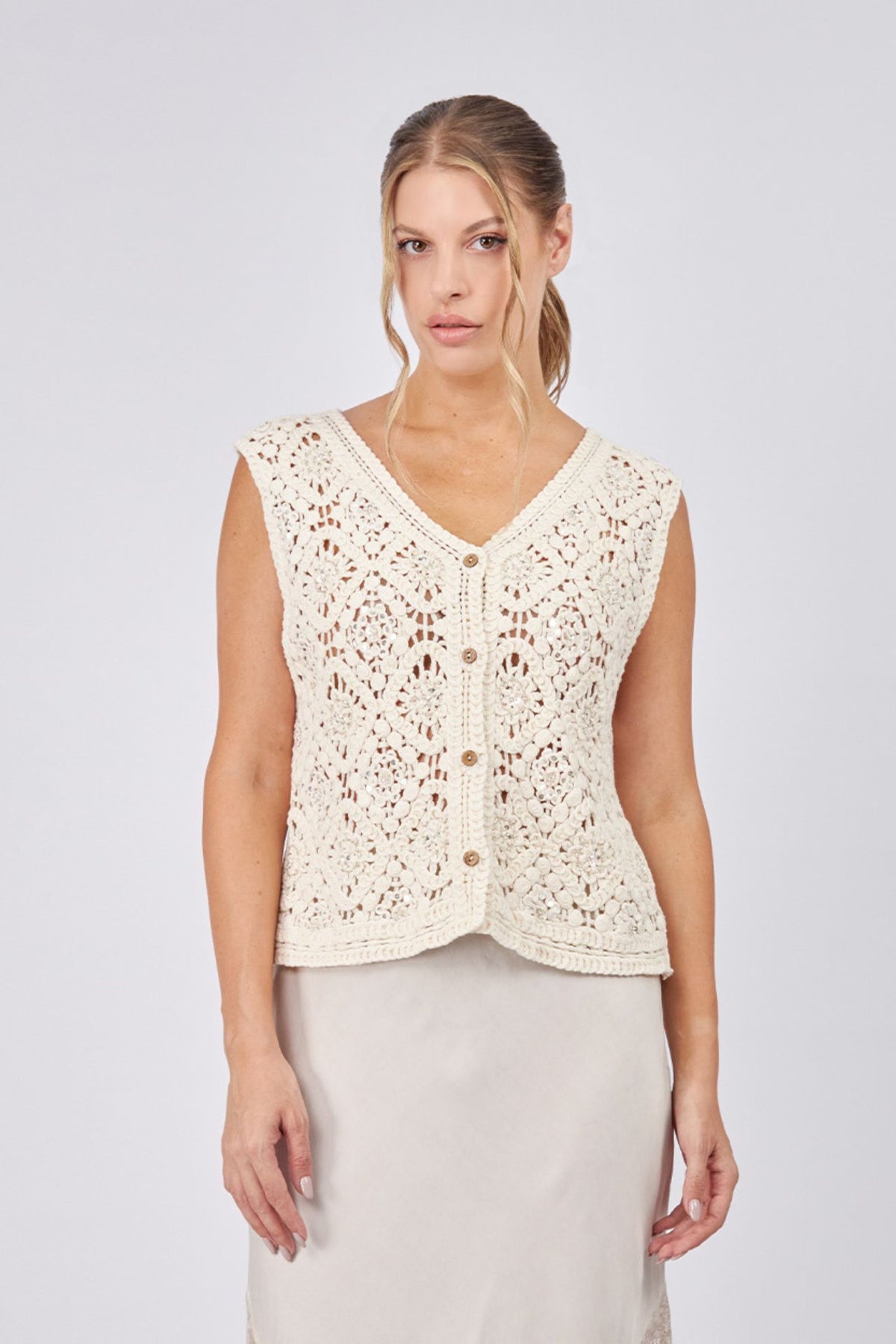 Top Crema Crochet C/botones y Figura Circular