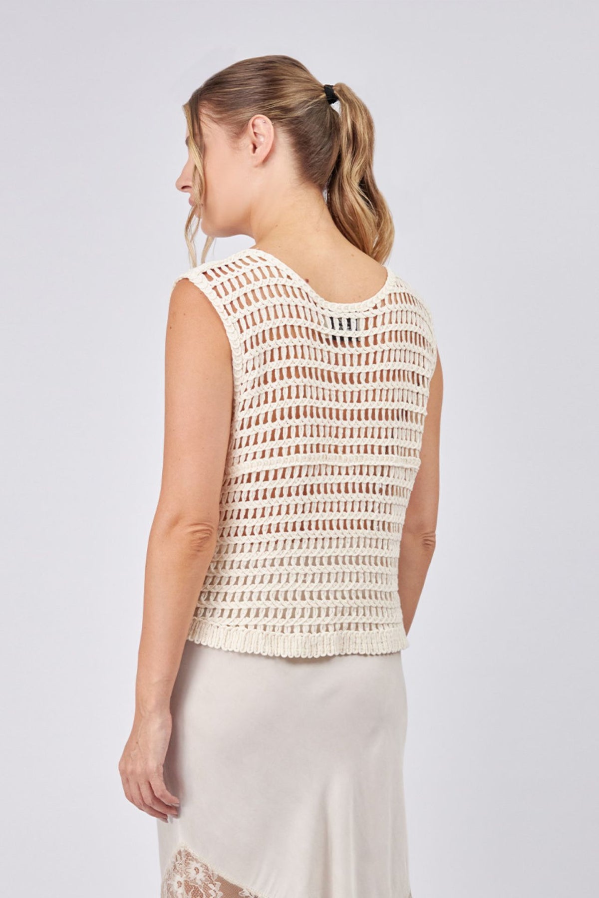 Top Crema Crochet C/botones y Figura Circular